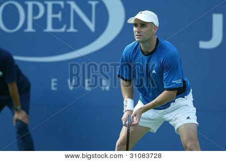 ลบ NY - 1 กันยายน: Andre Agassi เล่นกับ Ivo Karlovic ในรอบสองเราเปิดบน