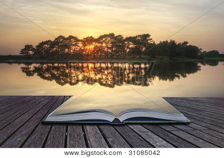 Creatief Concept beeld van Refelcted Lake zonsondergang Coming Out van pagina's In magische boek