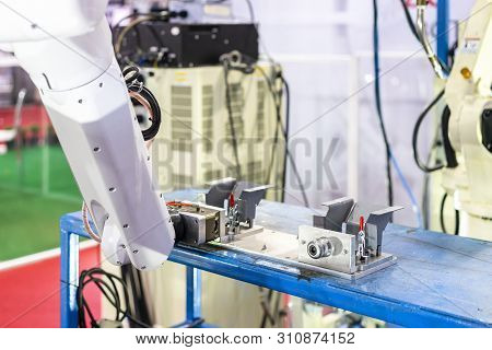 High Technology And Precision Robot Grip With Automatic Quick Lock Clamp Or Chuck For Catch Product 