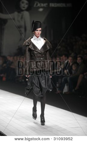 ZAGREB, Croatie - 17 mars : Mannequin porte des vêtements fabriqués par Branka Donassy sur « Dove FASHION.HR » 