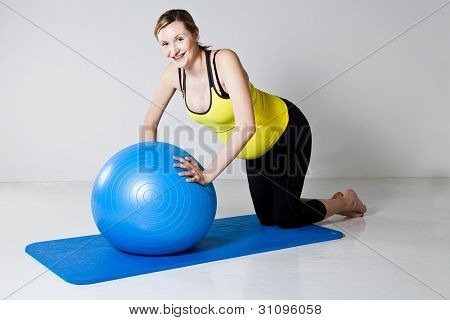 Schwangere Frau tun, Push-up-Ãœbung