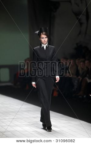 ZAGREB, Croatie - 17 mars : Mannequin porte des vêtements fabriqués par Branka Donassy sur « Dove FASHION.HR » 