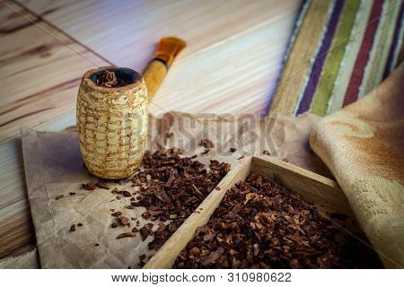 Rustic Leisure Tobacco Corn Cob Pipe Wooden Table