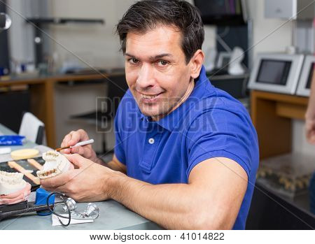 Dental Lab tekniker Appying porcelæn til skimmel