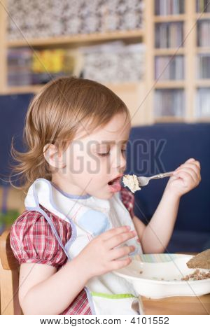สาวน้อยกินข้าวต้มที่บ้าน