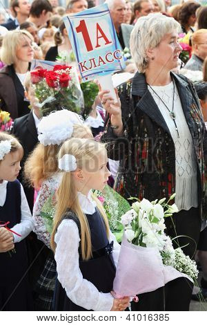 Moscou - le 1 septembre : niveleuses premiers non identifiés et enseignant à l'école n ° 1349 sur 1er septembre 2011