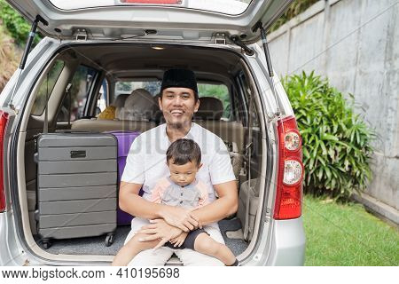 Muslim Family Ready To Holiday While Sitting On The Trunk Of Their Car