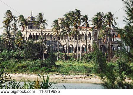 A History Bulding Standing Next To A Palm Tree