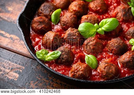 Vegetarian Spaghetti With Meat Free, Vegan Meatballs In Rich Tomato Sauce In Iron Cast Pan