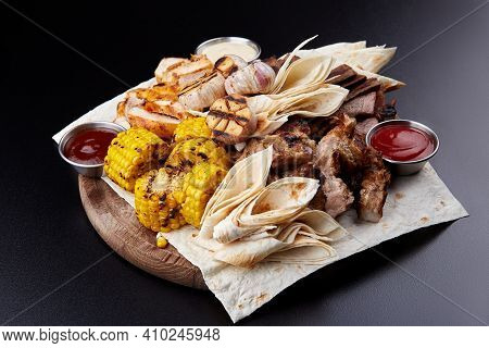 Assorted Delicious Grilled Meat With Vegetable. Mixed Grilled Bbq Meat With Vegetables. Mixed Grille