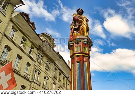 Bern, Switzerland - Aug 23, 2020: Fountain Statue Of Samson Killing Lion. Simsonbrunnen Statue Of Be