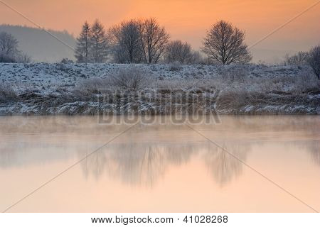 Vinter solopgang Over floden