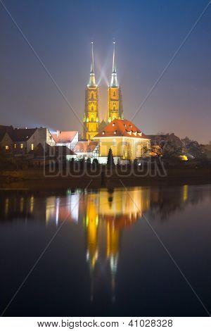 Katedralen i St. John The Baptist i Wroclaw om natten.
