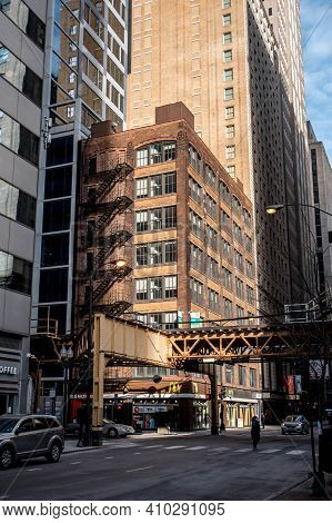 Chicago, Il February 26, 2021, 180 West Adams Building Beside The Elevated Train Tracks In The Loop 