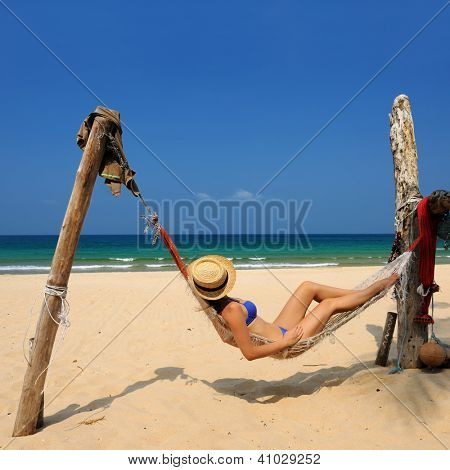 Nainen riippumatto tropical beach at Tioman island, Malesia