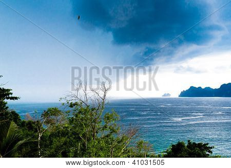 淡季海面波涛汹涌