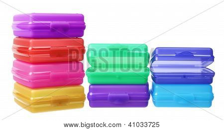 Plastik kaplar yığını