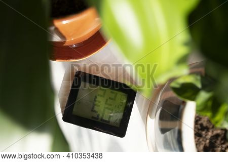 Healthy Home. Thermometer And Hygrometer. Air Humidity Measurement. Optimum Humidity At Home