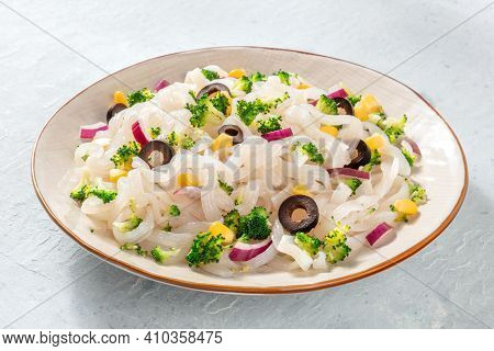 Konjac Pasta, A Plate Of Low-calorie Fettuccine With Broccoli, Onions, And Other Vegetables, A Healt