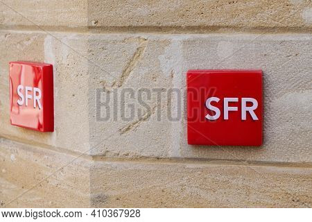 Bordeaux , Aquitaine France - 02 25 2021 : Sfr Red Text Logo Brand And Sign Front Of French Phone Op
