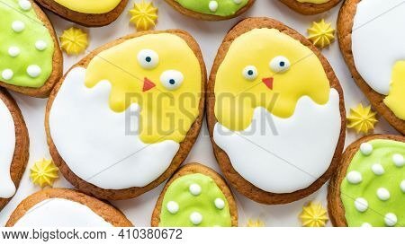 Egg Shaped Iced Sugar Cookies. Easter Chickens Butter Biscuits. Funny Ideas Of Easter Decoration Wit