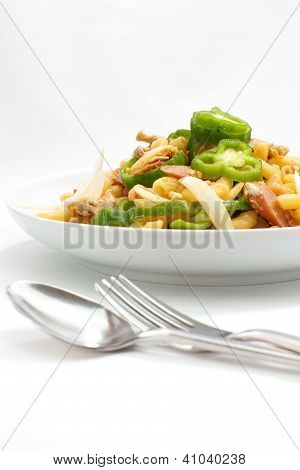Zprudka opečený makarony s zelený míček pepř