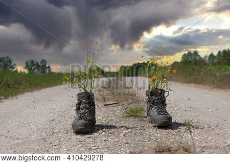 Left Trekking Shoes On The Road. Hiking - Concept, Wanderschuhe.