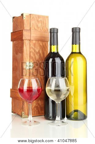 Case in legno con bottiglie di vino isolata on white