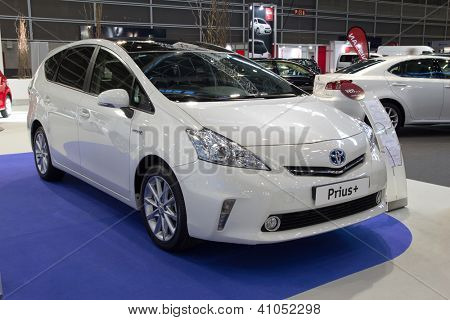 VALENCIA, Spanien - 7. DECEMBER - en hvid 2012 Toyota Prius Hybrid køretøjet på Valencia bil Show på 