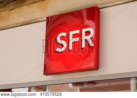 Bordeaux , Aquitaine France - 02 25 2021 : Sfr Store Logo Text French Phone Operator Brand Sign Shop