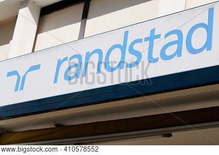 Bordeaux , Aquitaine France - 02 25 2021 : Randstad Logo Brand And Sign Text Front Of Agency Multina