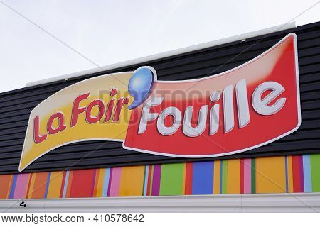 Bordeaux , Aquitaine France - 02 25 2021 : La Foir Fouille Sign Logo And Text Brand On French Store 