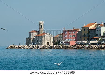 Cidade medieval na costa do Adriático
