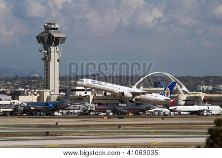 LOS ANGELES, CA - Oktober 23: A United Airlines Passagier-Jet startet von Los Angeles Internation