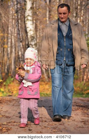 Nonno con nipote passeggiata su legno