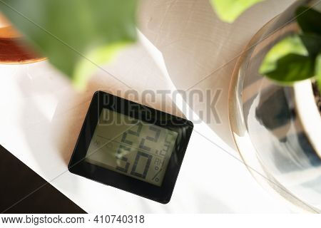 Healthy Home. Thermometer And Hygrometer. Air Humidity Measurement. Optimum Humidity At Home. Thermo