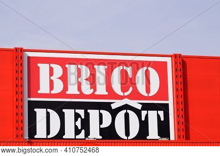 Bordeaux , Aquitaine France - 02 25 2021 : Brico Depot Store Chain Brand Logo Sign Front Of Decorati
