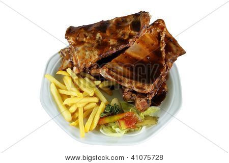Rippchen und Pommes auf dem weiÃŸen Teller