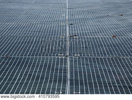 Gray Grille Construction With High Resistance To Deformation Even Under High Loads Galvanized Steel 