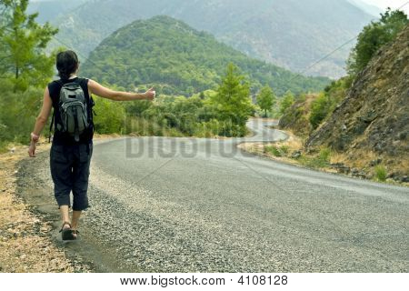Mochileiro manuseando um elevador