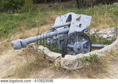 Sevastopol, Crimea, Russia - July 28, 2020: German Light Field 105 Mm Howitzer Lefn 18/40 In The Mem