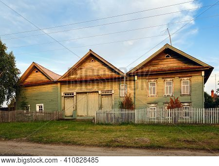 Village Street In Summer. Old Wooden House. Village Of Visim, Sverdlovsk Region, Urals, Russia