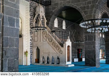 Diyarbakir, Turkey - October 9, 2020: This Is A Minbar In The Great Mosque, One Of The Oldest Mosque