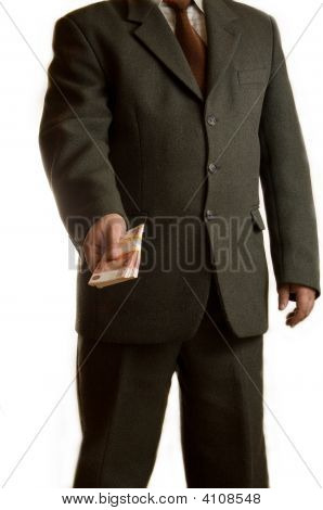 Homme d'affaires donne de l'argent
