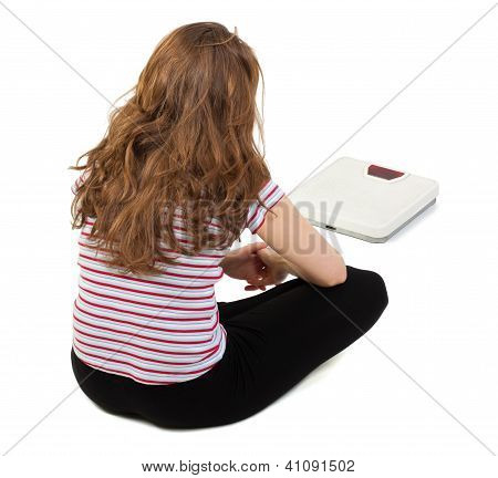 Menina olhando para a escala