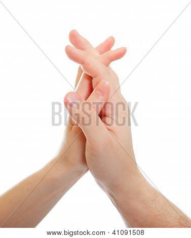 Mãos de um jovem casal