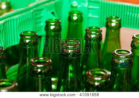 Caixa com garrafas de cerveja vazias