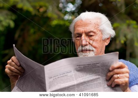 Lendo o jornal