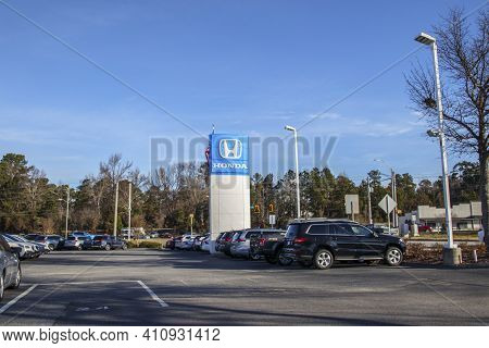 Augusta, Ga Usa - 01 30 21: Honda Car Dealership Parking Lot Street Sign Distant