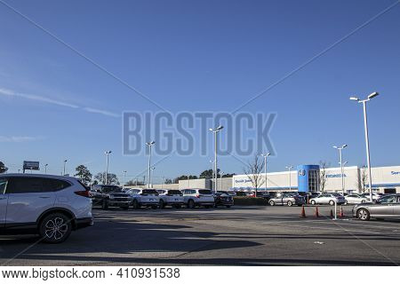 Augusta, Ga Usa - 01 30 21: Honda Car Dealership Parking Lot Distant Entrance